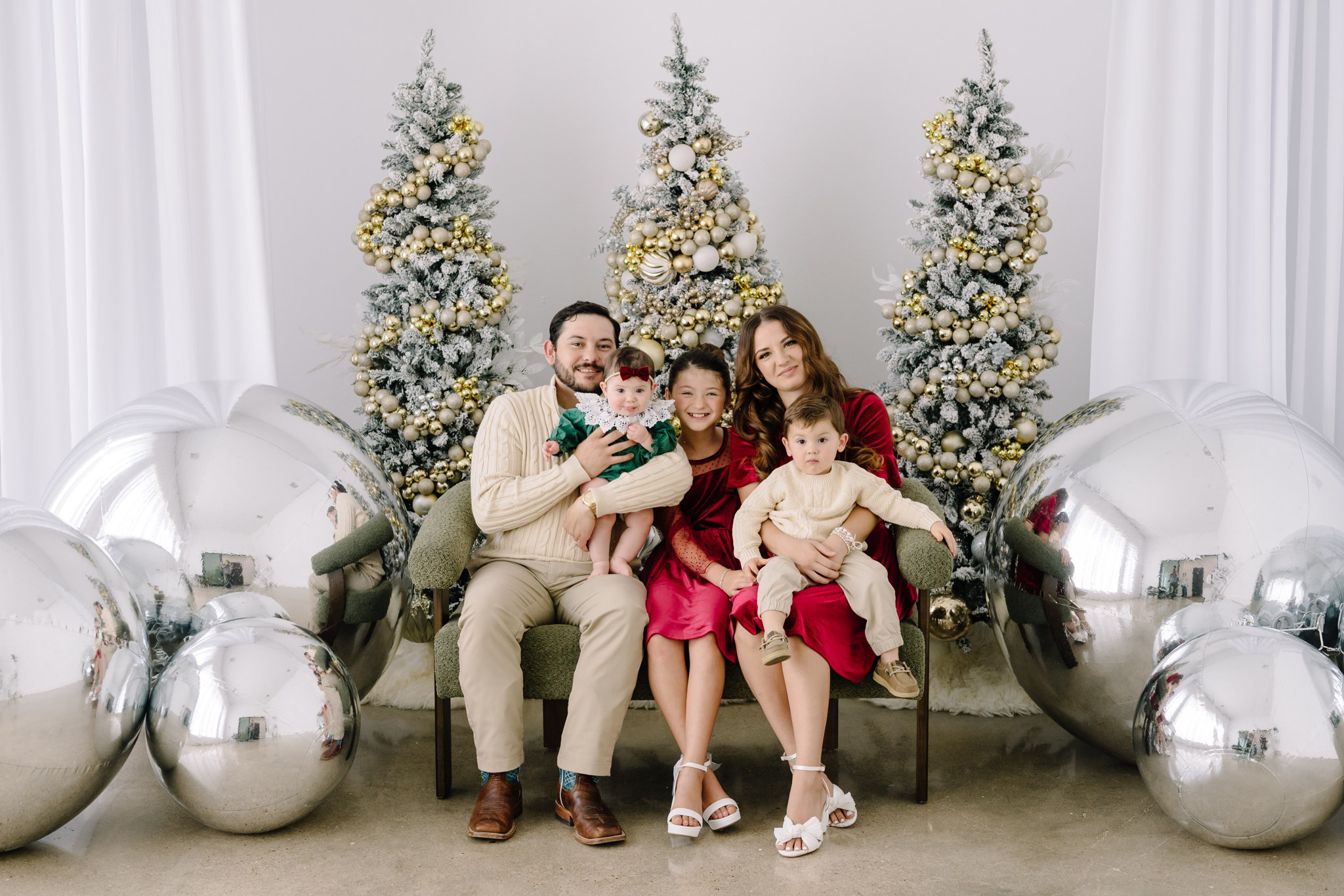 family christmas mini session houston sugar land family portrait photographer solarium studios setup