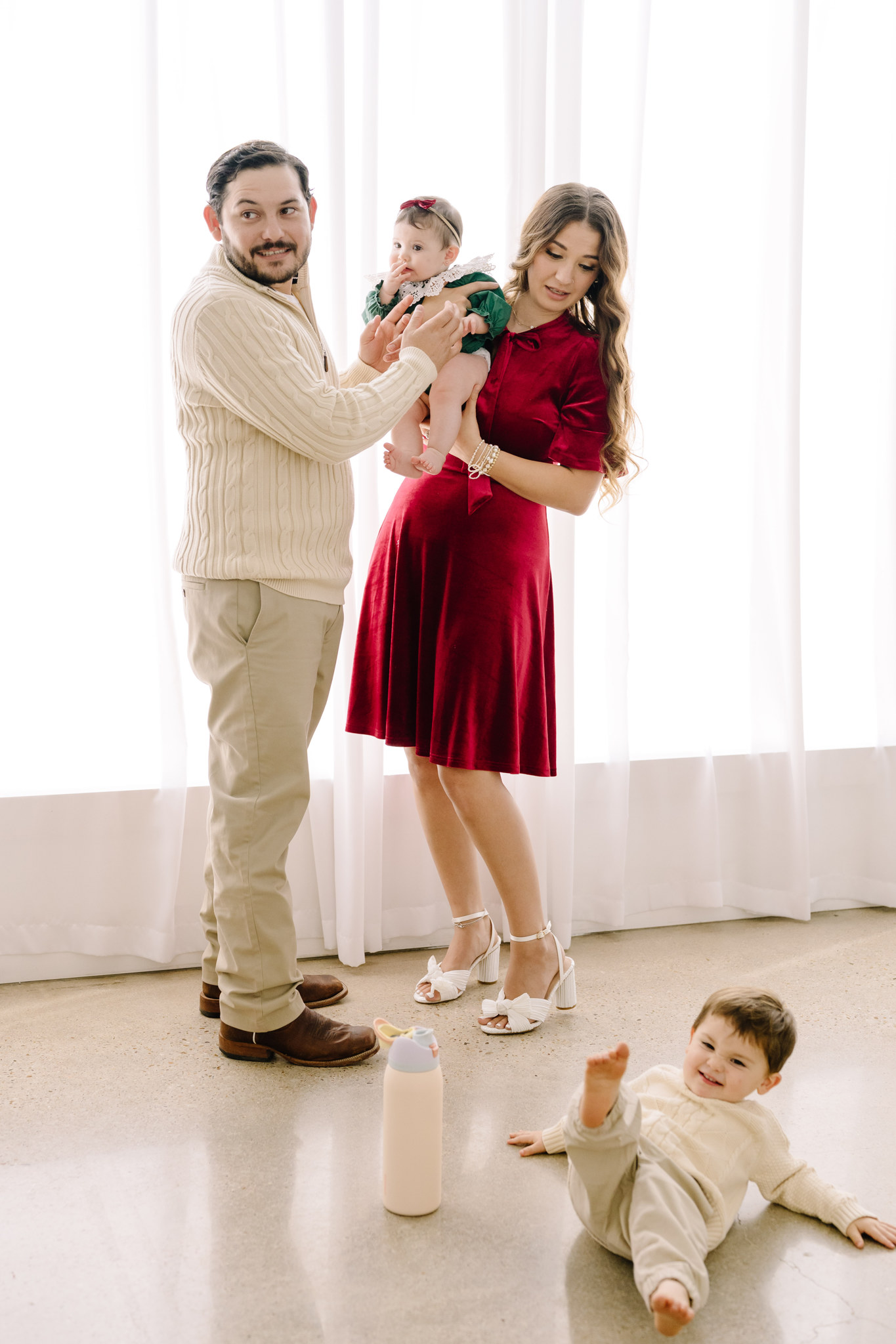 family christmas mini session houston sugar land family portrait photographer solarium studios setup