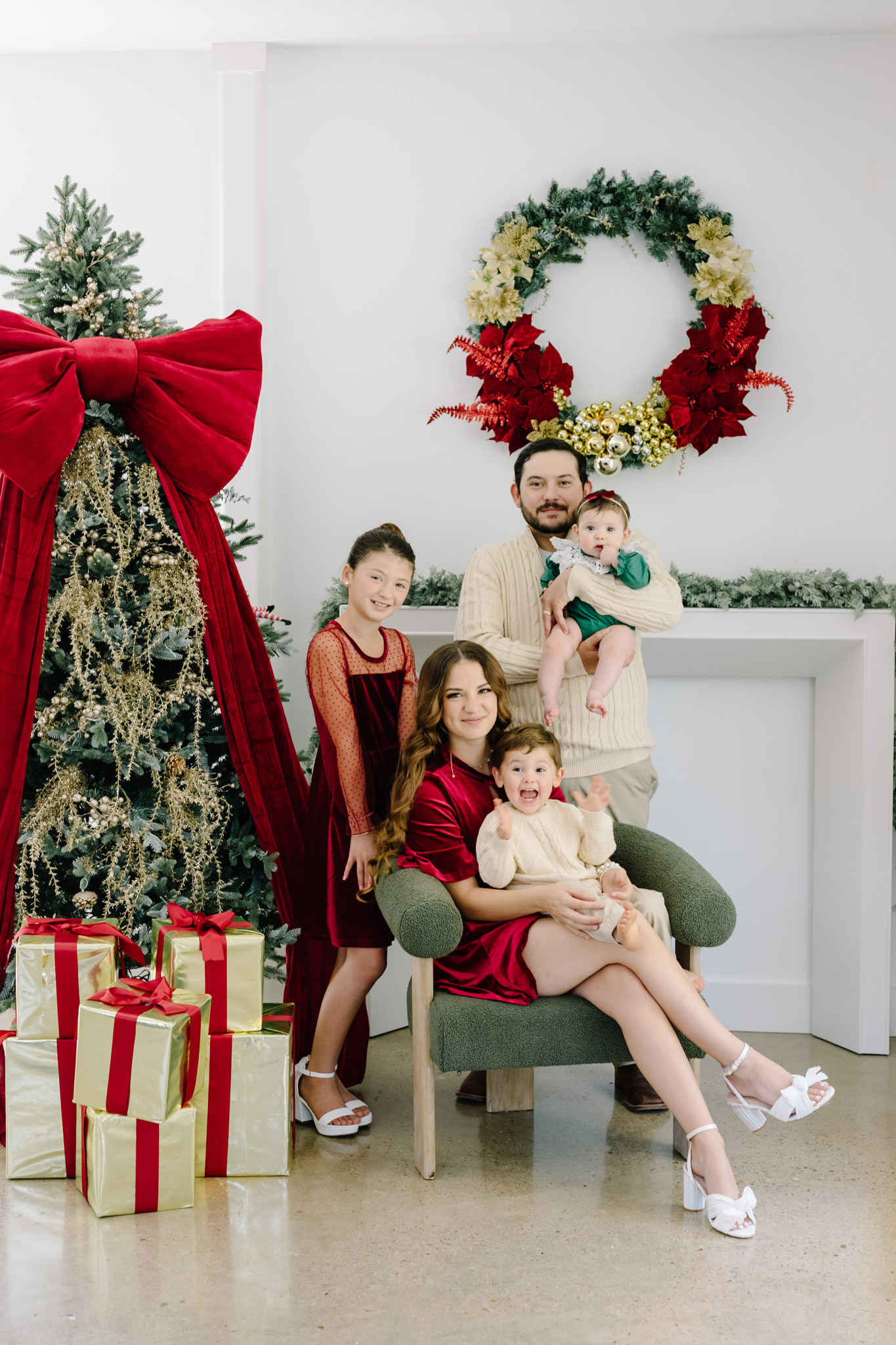 family christmas mini session houston sugar land family portrait photographer solarium studios setup