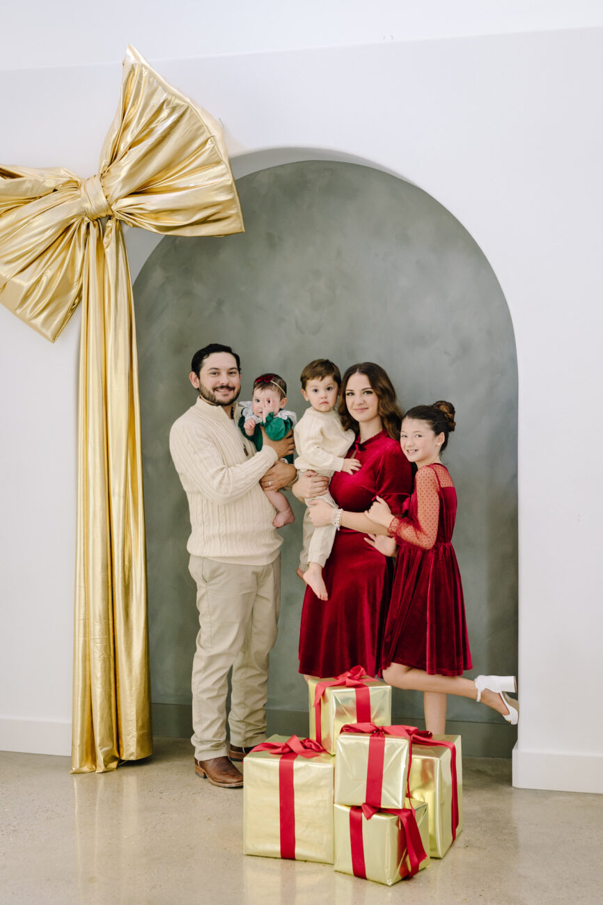 family christmas mini session houston sugar land family portrait photographer solarium studios setup