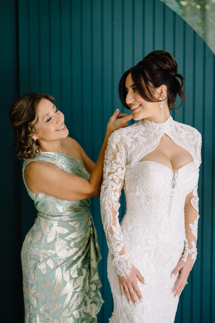 Waters edge wedding photo houston photographer wedding photography outdoor lake ceremony