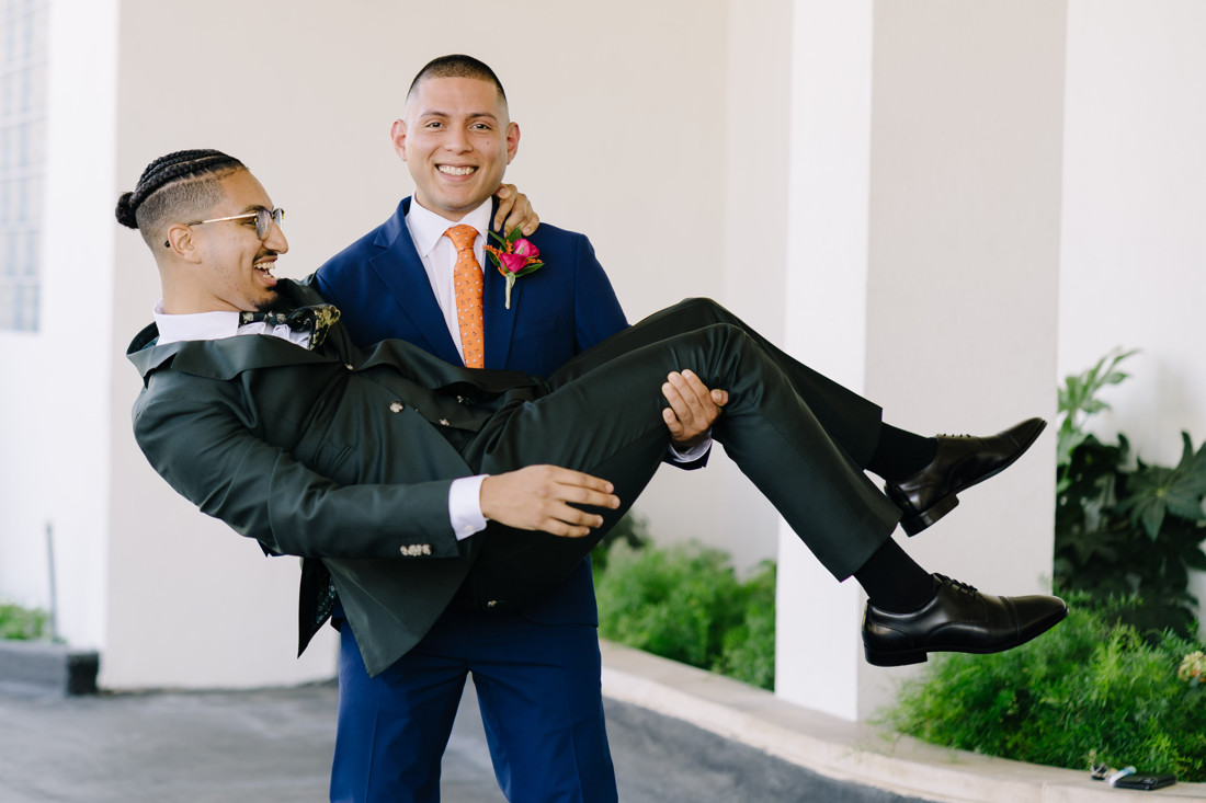 Waters edge wedding photo houston photographer wedding photography outdoor lake ceremony