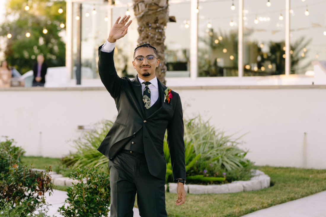Waters edge wedding photo houston photographer wedding photography outdoor lake ceremony