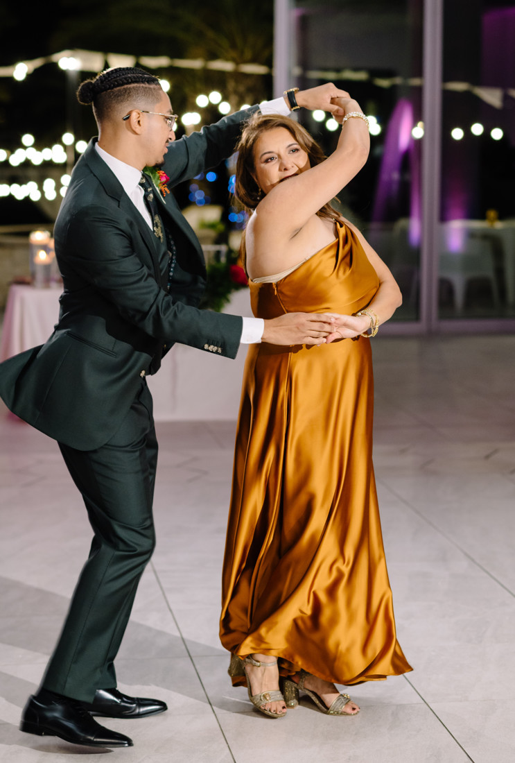 Waters edge wedding photo houston photographer wedding photography outdoor lake ceremony