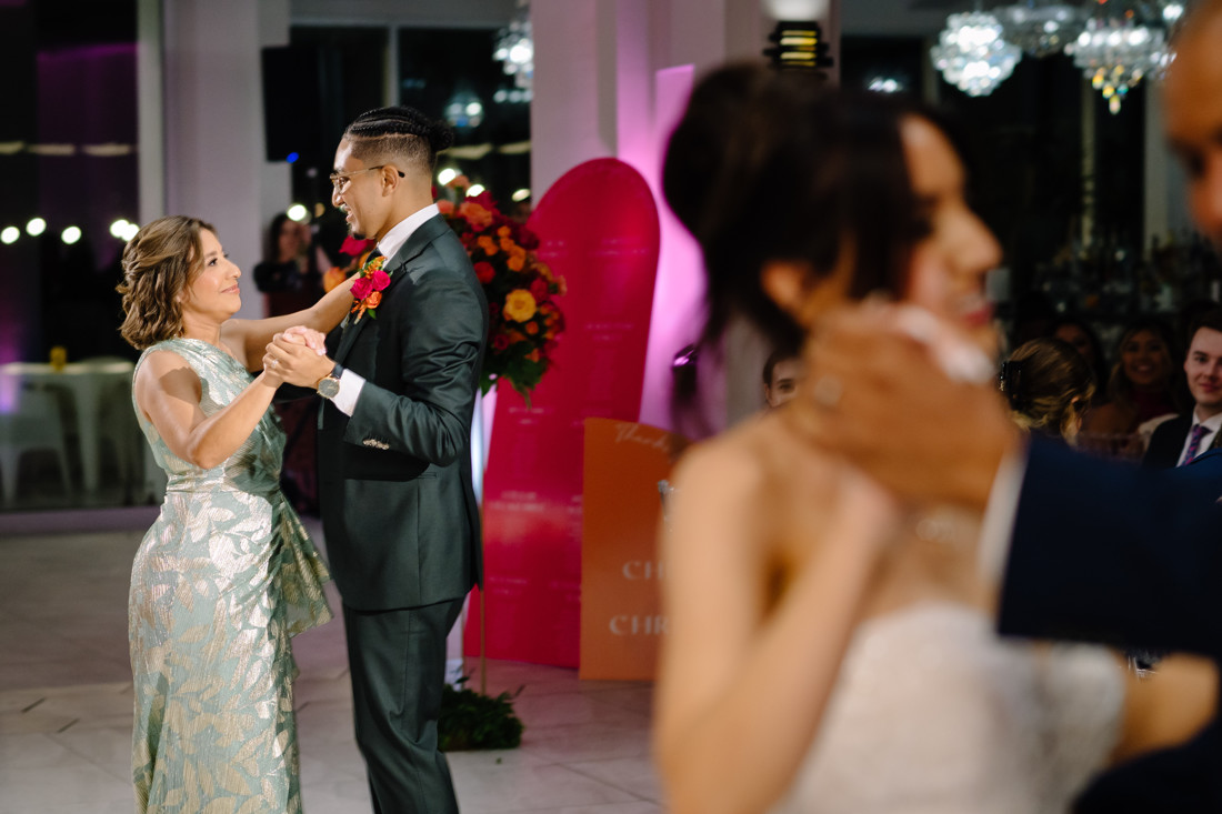 Waters edge wedding photo houston photographer wedding photography outdoor lake ceremony