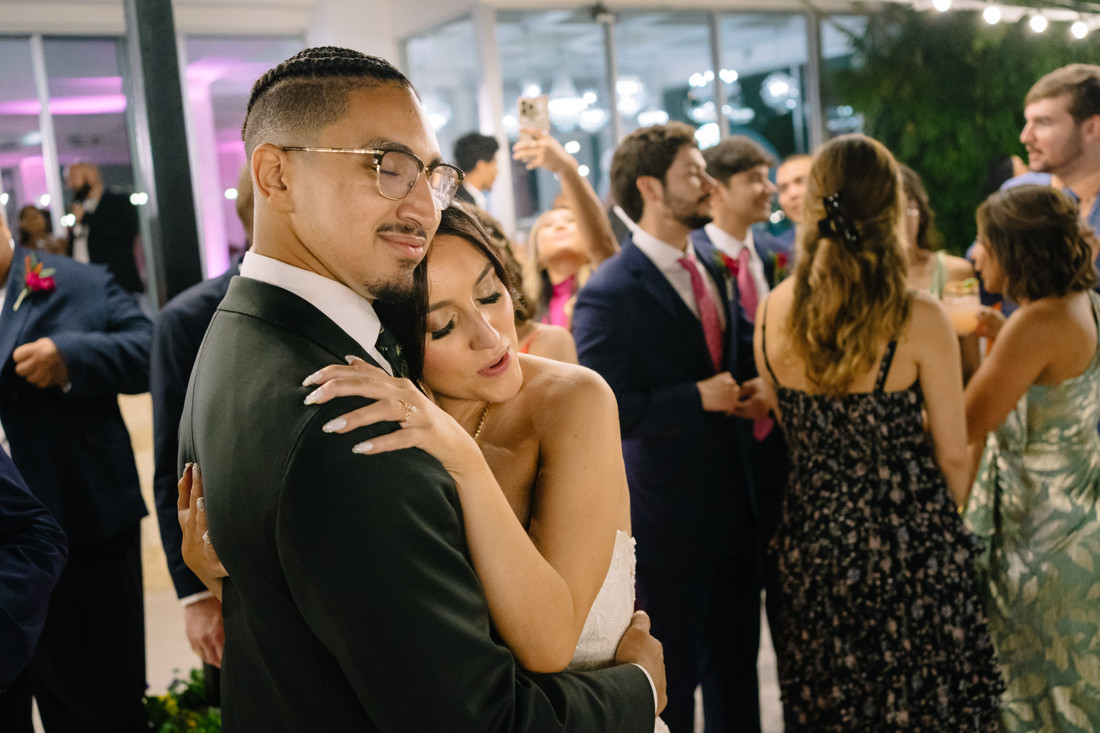 Waters edge wedding photo houston photographer wedding photography outdoor lake ceremony