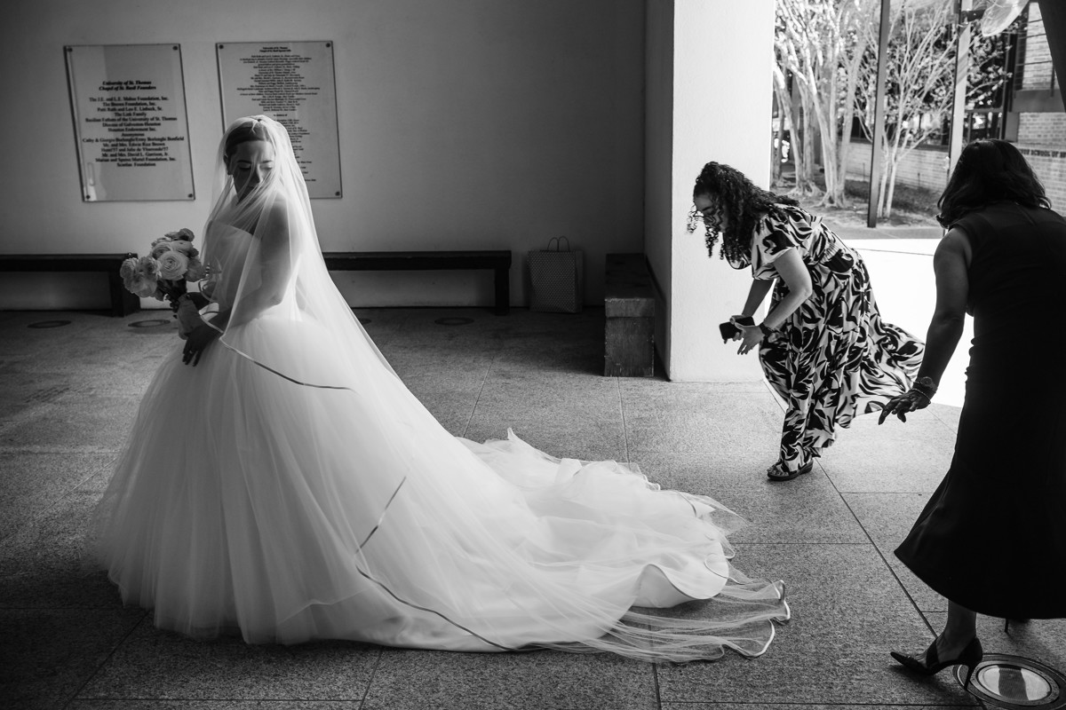 Houston wedding ceremony at st basil chapel st thomas university reception julia ideson library photographer photo
