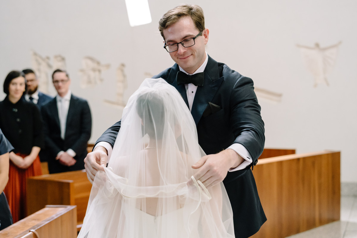 Houston wedding ceremony at st basil chapel st thomas university reception julia ideson library photographer photo