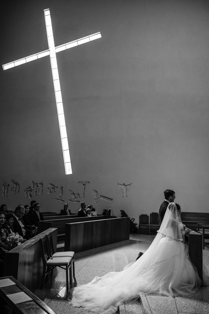 Houston wedding ceremony at st basil chapel st thomas university reception julia ideson library photographer photo
