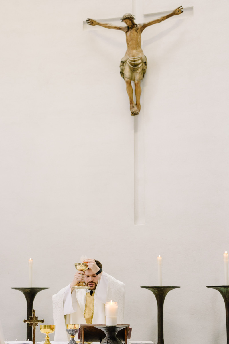 Houston wedding ceremony at st basil chapel st thomas university reception julia ideson library photographer photo