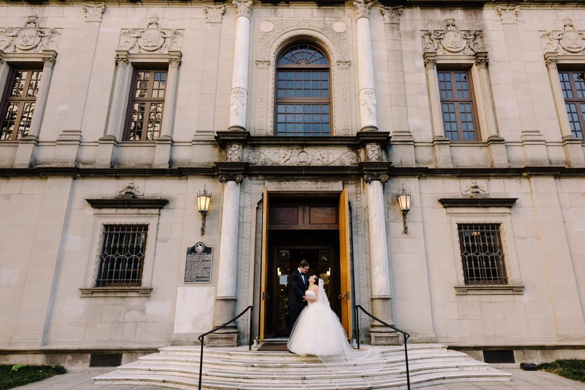 Houston wedding ceremony at st basil chapel st thomas university reception julia ideson library photographer photo