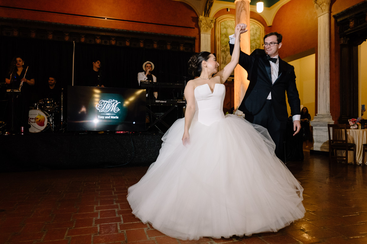 Houston wedding ceremony at st basil chapel st thomas university reception julia ideson library photographer photo