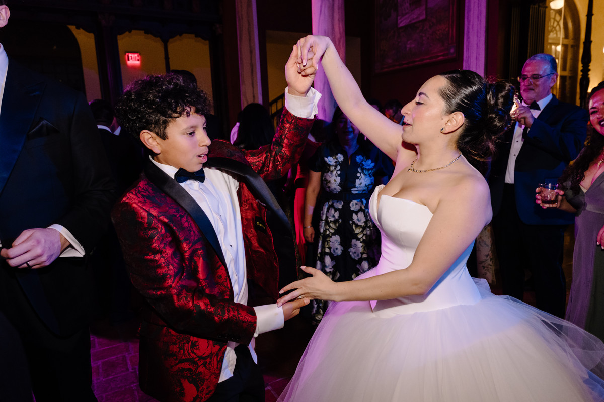 Houston wedding ceremony at st basil chapel st thomas university reception julia ideson library photographer photo