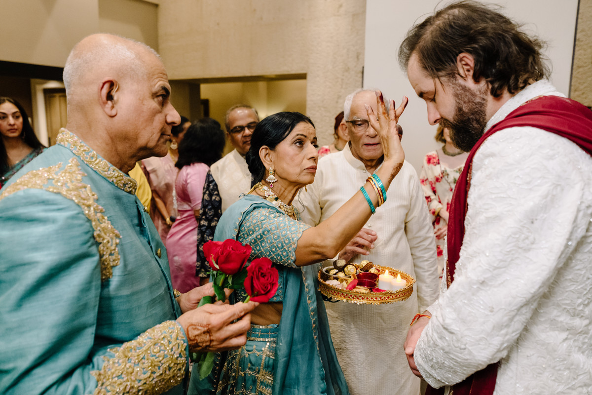 Houston documentary wedding indian american at omni hotel riverway riveroaks photo